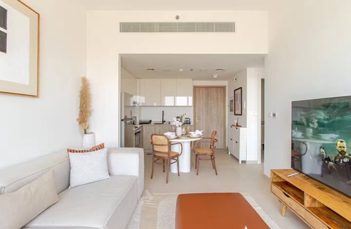 Dubai Apartment | Spacious Modern 1 BR UNA, Town Square.
