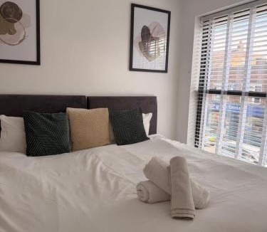 St Neots Apartment | Spacious Modern 1 Bed Apartments in St Neots - Perfect for Contractors & Professionals - Free Parking - WiFi - Fully Equipped Kitchen - Smart TV Ideal for Work Stays and Long Projects