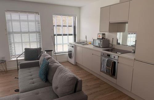 St Neots Apartment | Spacious Modern 1 Bed Apartments in St Neots - Perfect for Contractors & Professionals - Free Parking - WiFi - Fully Equipped Kitchen - Smart TV Ideal for Work Stays and Long Projects