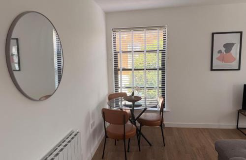 St Neots Apartment | Spacious Modern 1 Bed Apartments in St Neots - Perfect for Contractors & Professionals - Free Parking - WiFi - Fully Equipped Kitchen - Smart TV Ideal for Work Stays and Long Projects