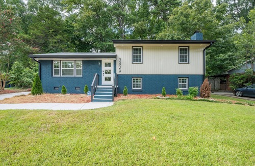 Northeast Raleigh House | Spacious & modern 10 guest retreat near Downtown & North Hills w/fenced yard