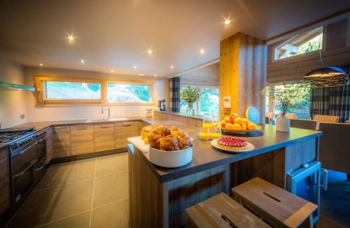 Montriond Ski Chalet | Spacious, modern 2-14 person chalet with HOT TUB, SAUNA and HOME CINEMA room
