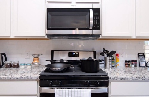 Anna House | Spacious, modern, 2 KING beds FREE wifi & parking