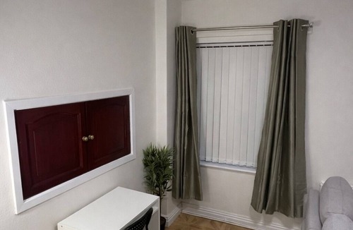 Bury Apartment | Spacious & Modern 2BR Flat in Bury Town Centre