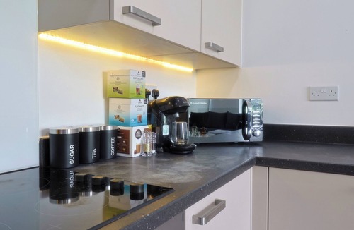 Wembley Central Apartment | Spacious Modern 2BR In Wembley Stadium l Sleeps 8