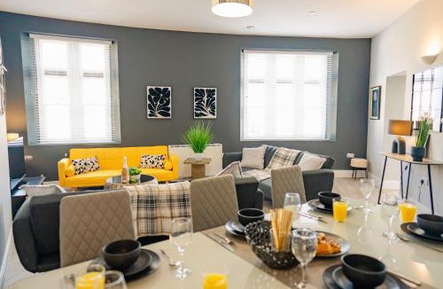 Canton Apartment | SPACIOUS & MODERN 3-BED & High Ceiling