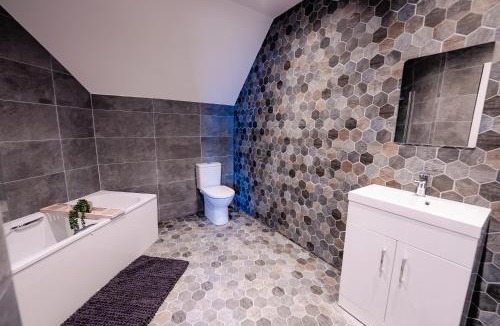 Canton Apartment | SPACIOUS & MODERN 3-BED & High Ceiling