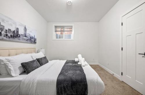 Southeast Calgary Apartment | Spacious Modern 3 Bedroom Basement Suite