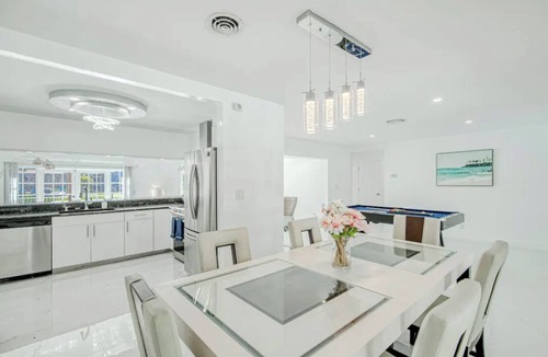 Fort Lauderdale House | Spacious modern 3-bed/2 bath ,Water view Heated Pool/5 mile to the beach.