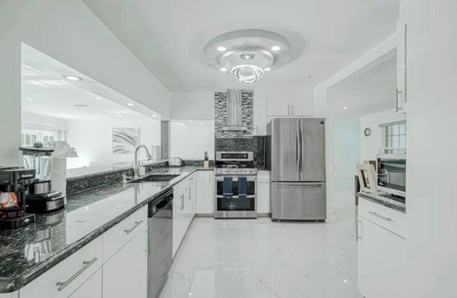Fort Lauderdale House | Spacious modern 3-bed/2 bath ,Water view Heated Pool/5 mile to the beach.