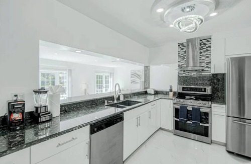 Fort Lauderdale House | Spacious modern 3-bed/2 bath ,Water view Heated Pool/5 mile to the beach.