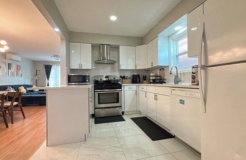 West Side House | Spacious Modern 3BR Free Parking 30 min to NYC