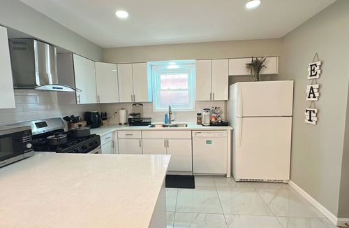 West Side House | Spacious Modern 3BR Free Parking 30 min to NYC