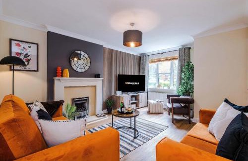 Northwich House | Spacious & Modern 4 Bed in Northwich with FREE Parking by 53 Degrees Property