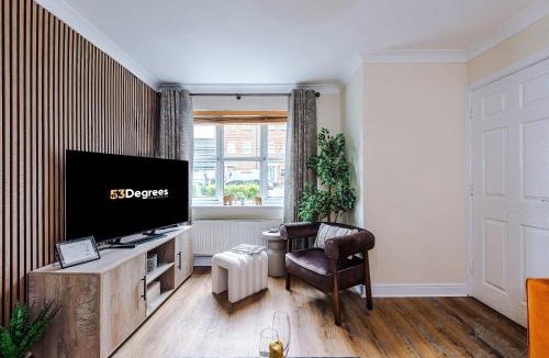 Northwich House | Spacious & Modern 4 Bed in Northwich with FREE Parking by 53 Degrees Property