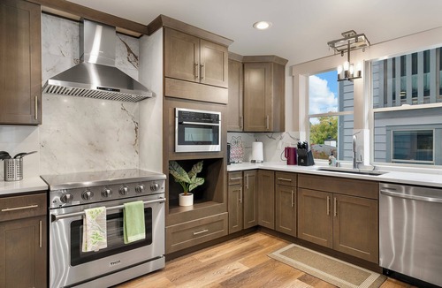 Olympic Hills House | Spacious & Modern 6-Bed Family Retreat Near Golf Course