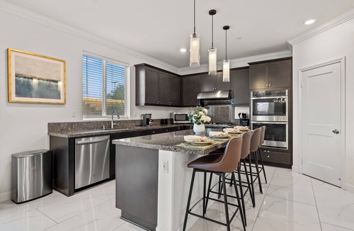 Ontario House | Spacious modern/6BR/8 Beds/3 king beds/Foosball table