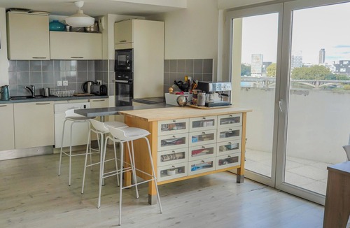 Ile Beaulieu Apartment | Spacious modern apartment with view of the Loire