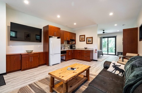 Okauchee Lake House | Spacious Modern Build, 4 BD/4 BA, Near Downtown and Hwy
