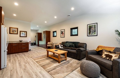 Okauchee Lake House | Spacious Modern Build, 4 BD/4 BA, Near Downtown and Hwy