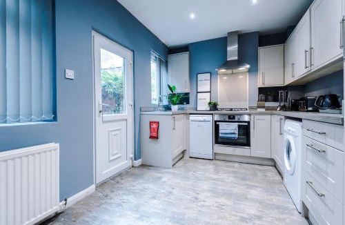 Hoole House | Spacious Modern Chester Home - Great Location
