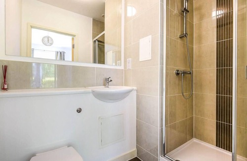 Figge's Marsh Apartment | Spacious, Modern Close to Transport Links