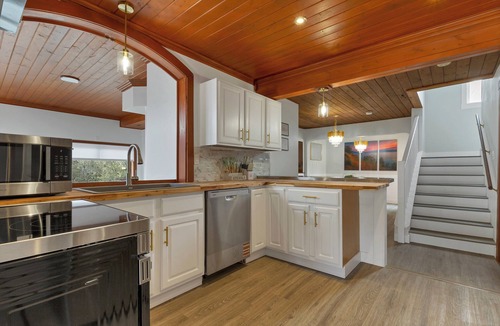 East Hill House | Spacious Modern Entire Main House & Suite - Sleeps 16