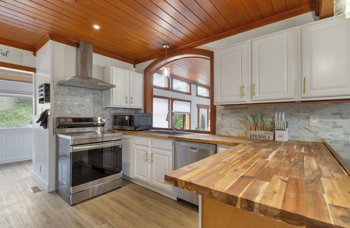 East Hill House | Spacious Modern Entire Main House & Suite - Sleeps 16