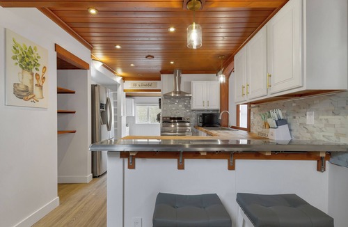 East Hill House | Spacious Modern Entire Main House & Suite - Sleeps 16