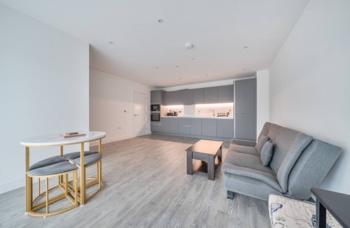 Cambridge Apartment | Spacious modern flat with balcony, free parking and great access