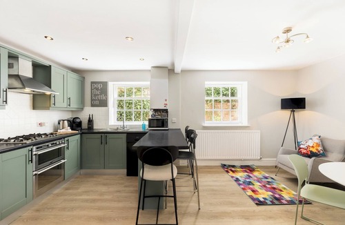 Lillington Apartment | Spacious & Modern 2 Bed Apartment with Parking - Pass the Keys