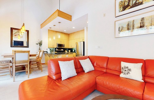 Mammoth Lakes Condo | Spacious Modern Home in Quiet Location. Private Washer/Dryer, Deck & Grill