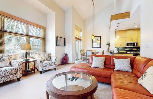 Mammoth Lakes Condo | Spacious Modern Home in Quiet Location. Private Washer/Dryer, Deck & Grill