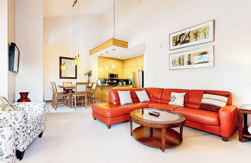 Mammoth Lakes Condo | Spacious Modern Home in Quiet Location. Private Washer/Dryer, Deck & Grill