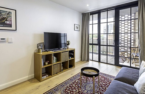 Stratford Apartment | Spacious Modern Hackney Flat