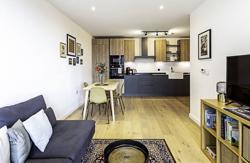 Stratford Apartment | Spacious Modern Hackney Flat