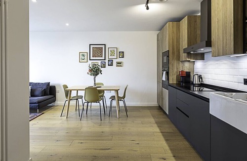 Stratford Apartment | Spacious Modern Hackney Flat