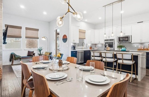 Hilltop Condo | Spacious Modern Home: 3 En-Suites by Tennis Courts
