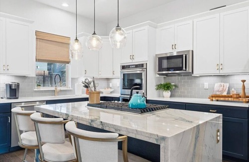 Hilltop Condo | Spacious Modern Home: 3 En-Suites by Tennis Courts