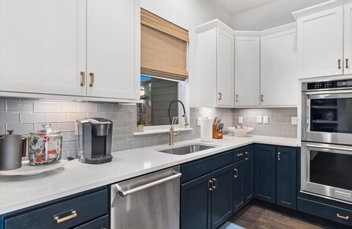Hilltop Condo | Spacious Modern Home: 3 En-Suites by Tennis Courts