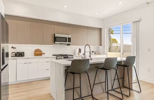 Beverly Hills House | Spacious Modern LA Home for Groups & Families