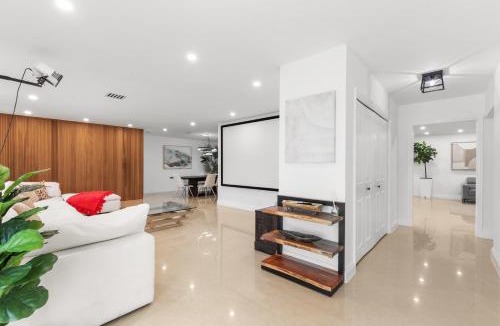 South Lake Apartment | Spacious Modern Mansion w Pool & Sauna in Hollywood close to Beach - 20 min to FIFA!