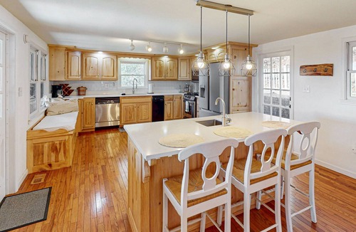 Bryson City Cottage | Spacious Modern Mountain View Cottage with a game room and hot tub