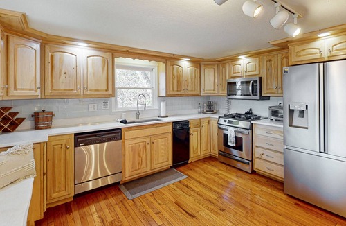 Bryson City Cottage | Spacious Modern Mountain View Cottage with a game room and hot tub