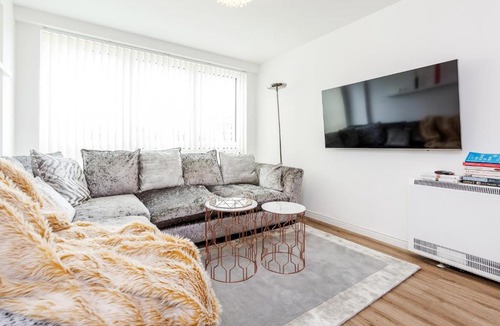 St. Mary's Park Apartment | *Spacious-Modern One Bed Flat. Riverside Location*