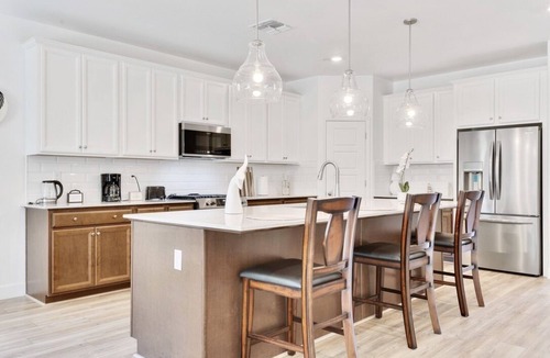 Pumpkin Center House | Spacious & Modern Retreat Near Historic Downtown!
