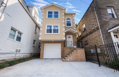 Irvington House | Spacious Modern Retreat 6-bedroom house in delightful Irvington, Sleeps 16+