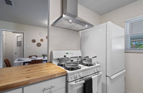 St. Edwards House | Spacious Modern Retreat - Mins 2 Downtown