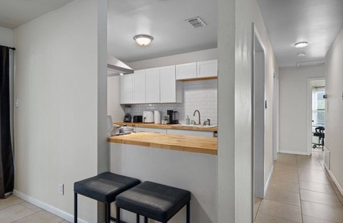 St. Edwards House | Spacious Modern Retreat - Mins 2 Downtown