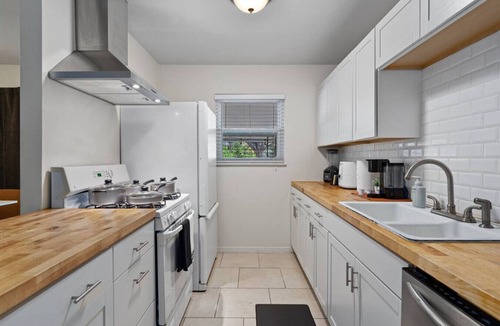 St. Edwards House | Spacious Modern Retreat - Mins 2 Downtown